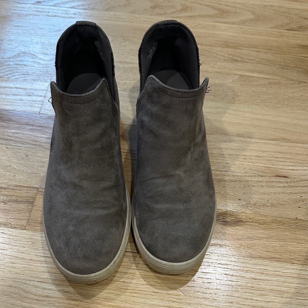 Women's Chukka Boots - Gray Suede